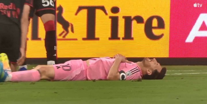 开云体育官网-梅西小禁区前扣过对手，兜射擦着门柱偏出后躺在地上叹息